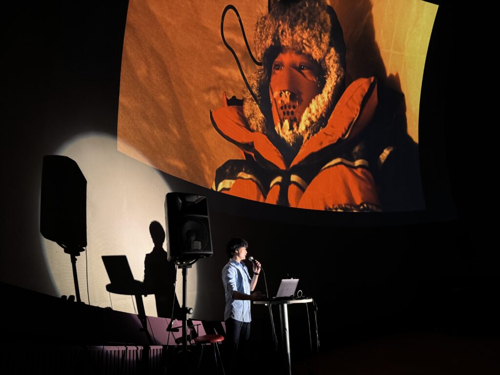 アラスカの冬で防寒着を着て過ごす松本さんの様子