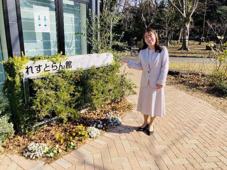 川田テクノロジーズ社長室の吉﨑優花氏がStand by みどりちゃんを紹介している様子